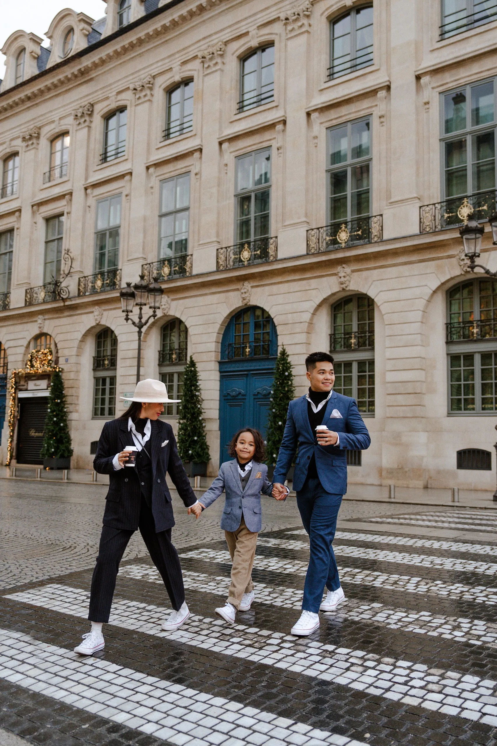 ?nh tham kh?o Lukas Paris