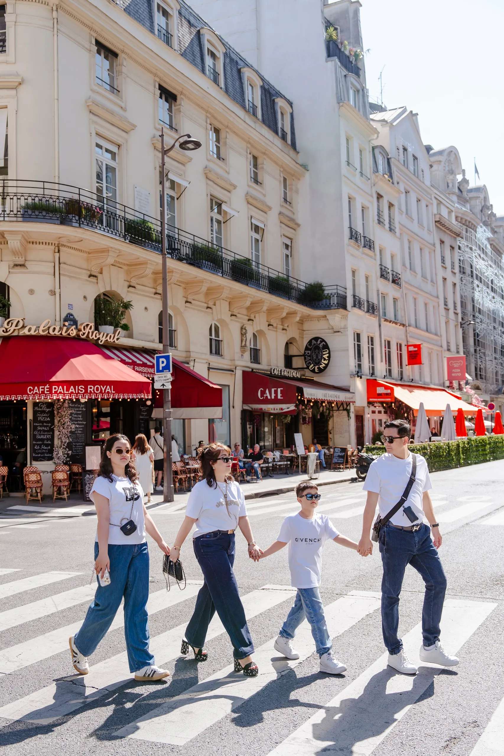 ?nh tham kh?o Lukas Paris